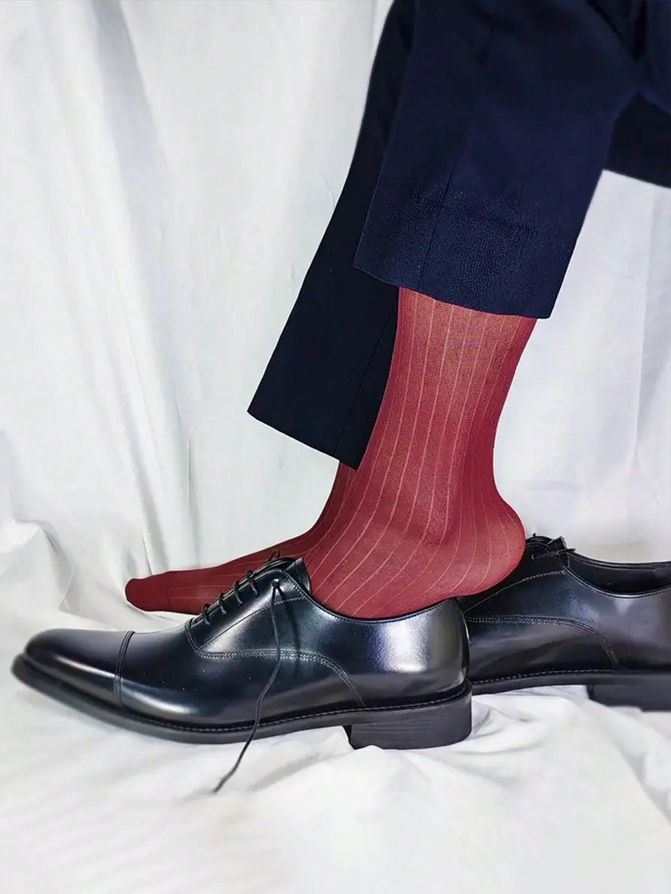 Men Formal Wear All Black - 1組のメンズ快適軽量ワイドストライプドレスソックス。シルキーで滑らかな生地を使用し、優れた伸縮性があります。赤、青、白、黒、緑のマルチカラーストライプビジネススーツソックス、通気性があります。